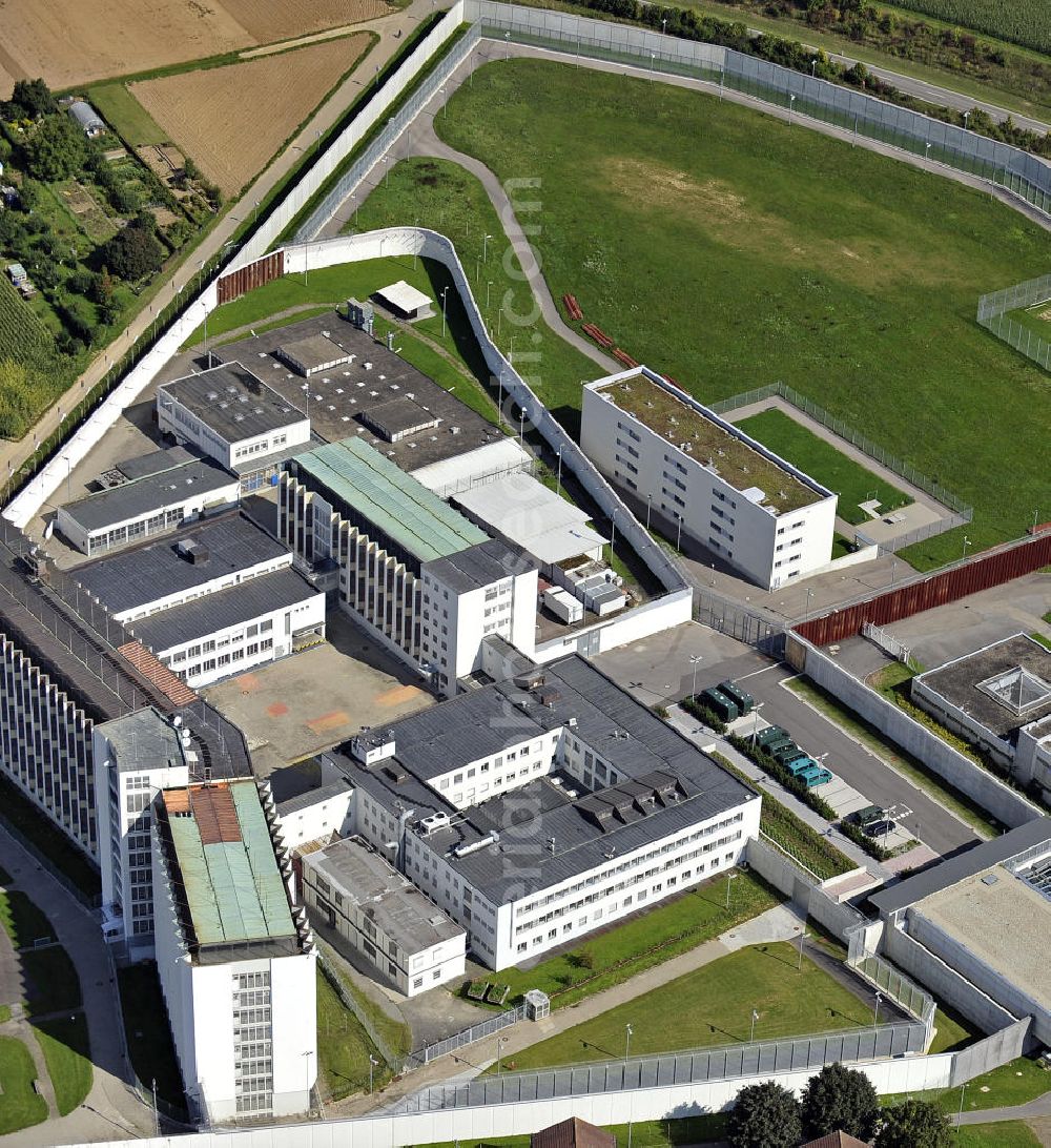 Stuttgart from above - Blick auf die Justizvollzugsanstalt Stuttgart im Stadtteil Stammheim. Die JVA wurde von 1959 bis 1963 erbaut und wurde in den 1970ern durch die Inhaftierung von RAF-Mitgliedern bekannt. View the prison in the Stuttgart district Stammheim. The prison was built in 1959-1963 and was known in the 1970s by the detention of RAF members.