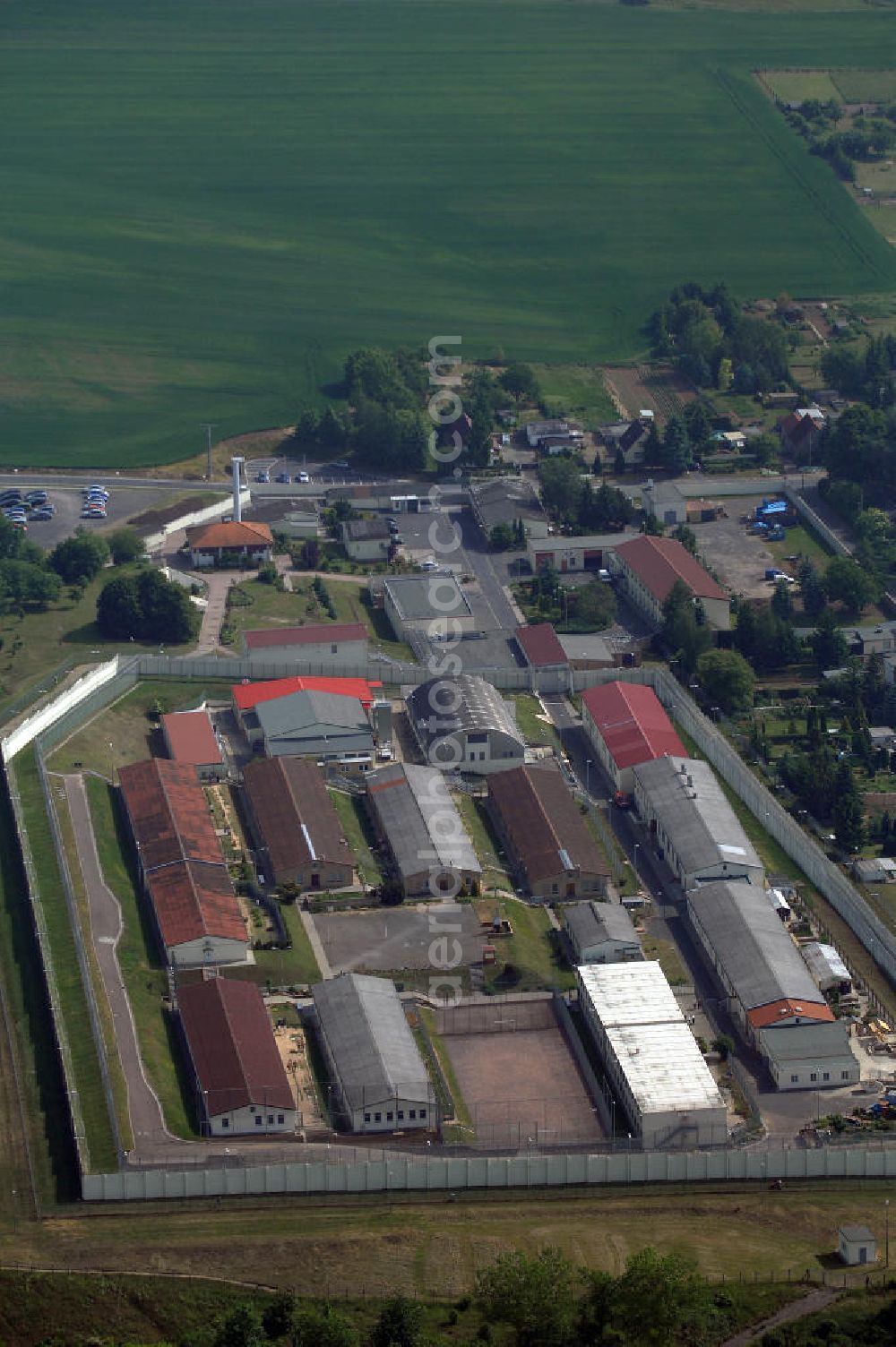 Aerial photograph Volkstedt - Die Justizvollzugsanstalt ist eine Anstalt des geschlossenen Vollzugs für männliche erwachsene Strafgefangene. Adresse: Justizvollzugsanstalt Volkstedt, Am Sandberg 11, 06295 Lutherstadt Eisleben, Tel.: (0 34 75) 65 70, Fax: (0 34 75) 65 72 14, E-Mail: poststelle@jva-vol.mj.sachsen-anhalt.de