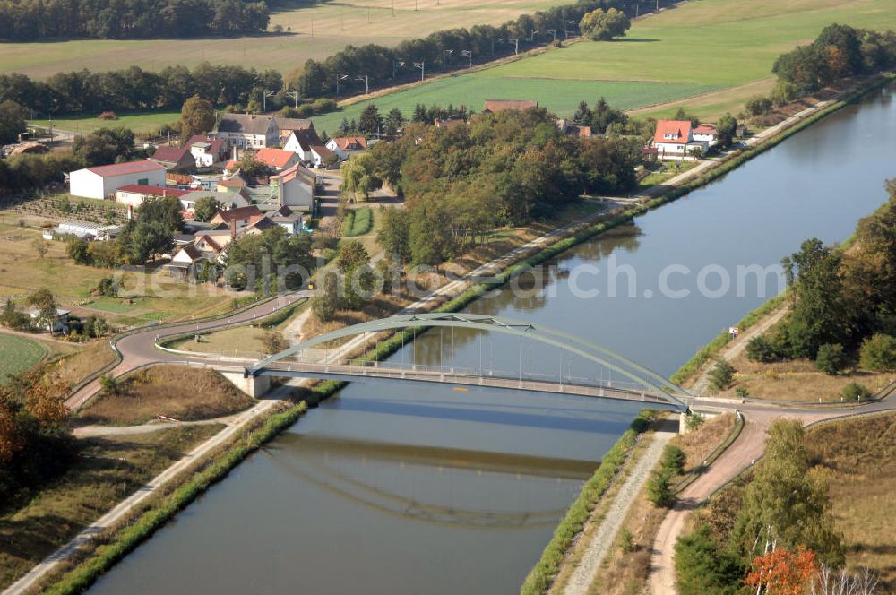 Kade from above - Blick auf die Kader-Brücke. Sei wurde im Jahr 2001 erbaut und überführt den Elbe-Havel-Kanal bei km 371,585.