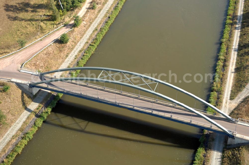 Kade from above - Blick auf die Kader-Brücke. Sei wurde im Jahr 2001 erbaut und überführt den Elbe-Havel-Kanal bei km 371,585.