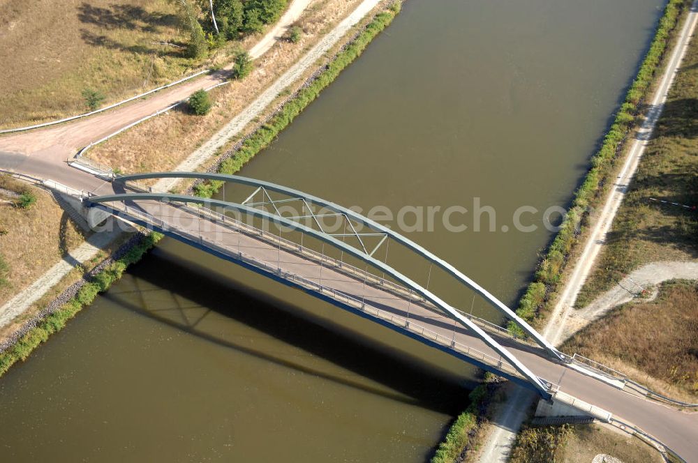 Kade from the bird's eye view: Blick auf die Kader-Brücke. Sei wurde im Jahr 2001 erbaut und überführt den Elbe-Havel-Kanal bei km 371,585.