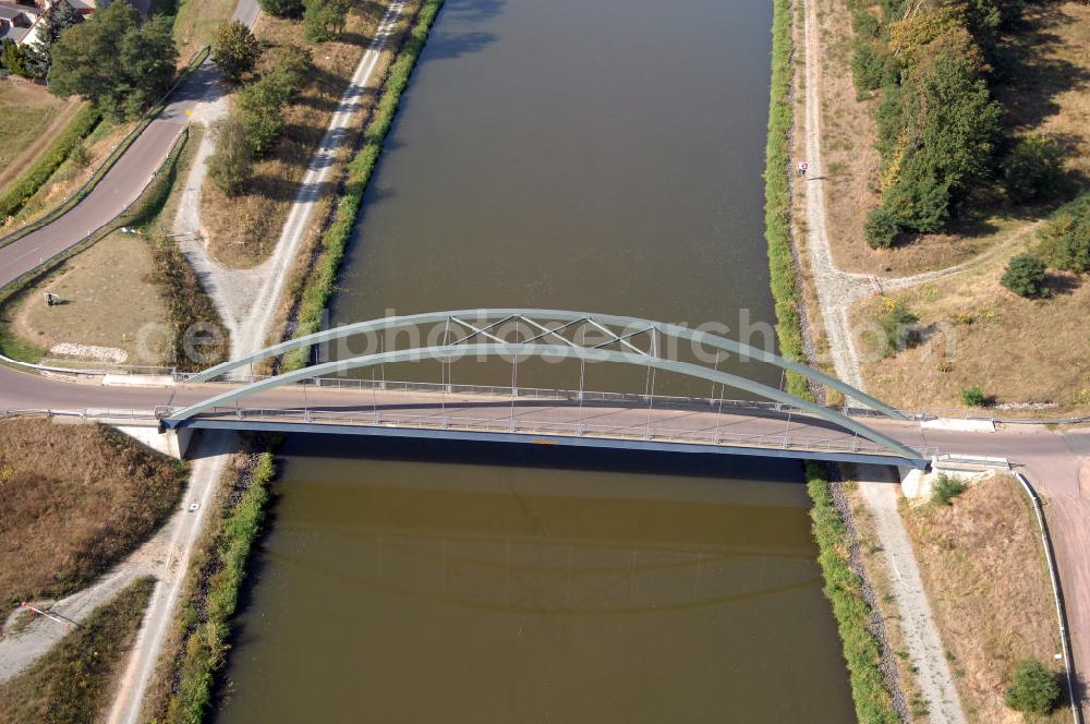 Kade from above - Blick auf die Kader-Brücke. Sei wurde im Jahr 2001 erbaut und überführt den Elbe-Havel-Kanal bei km 371,585.