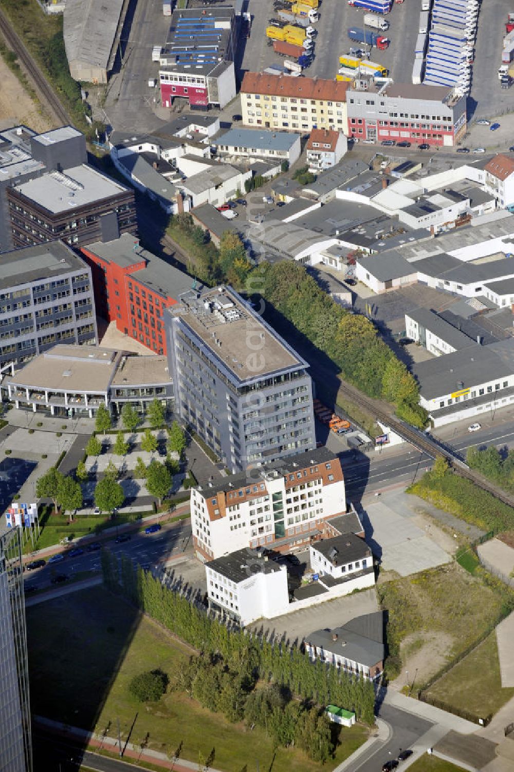 Bremen from above - Die Büro- und Geschäftsgebäude des Kaffee Quartier in der Lloydstrasse 4-6 in Bremen. Der Vermieter ist die H. Siedentopf GmbH. The office and buisnes building Kaffee Quartier in the Lloydstrasse 4-6 in Bremen.