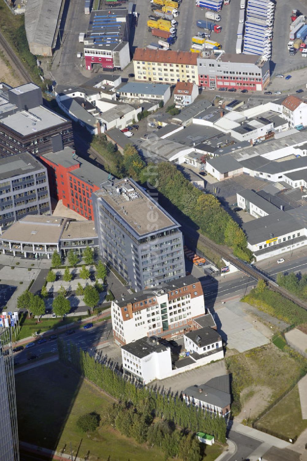 Bremen from the bird's eye view: Die Büro- und Geschäftsgebäude des Kaffee Quartier in der Lloydstrasse 4-6 in Bremen. Der Vermieter ist die H. Siedentopf GmbH. The office and buisnes building Kaffee Quartier in the Lloydstrasse 4-6 in Bremen.