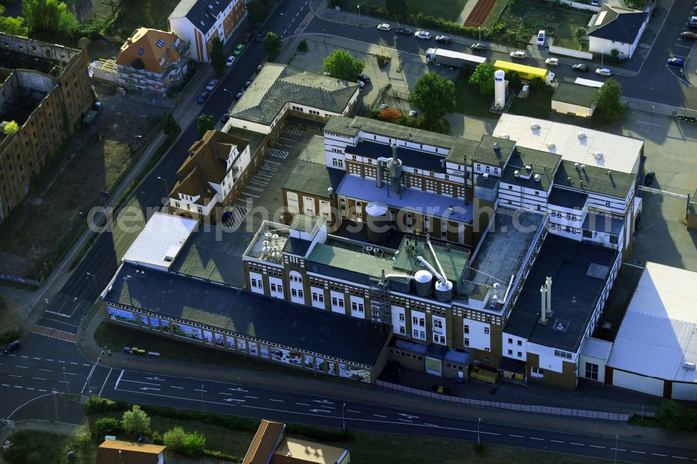 Aerial photograph Magdeburg - Buildings and production halls on the factory premises of the coffee roasting Roestfein Kaffee GmbH on Hafenstrasse in the district Alte Neustadt in Magdeburg in the state Saxony-Anhalt, Germany