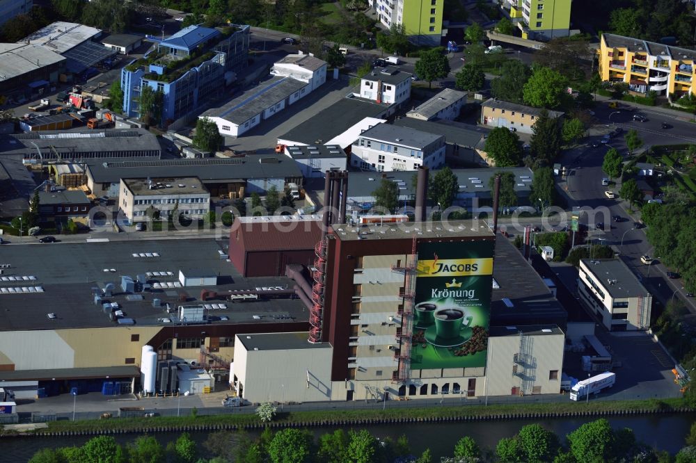 Aerial photograph Berlin - Die Kaffeerösterei in der Nobelstraße im Stadtbezirk Neukölln von Berlin ist die größte Kaffeefabrik der Weltmarke Kraft Foods. In dem Werk des Lebens- und Genussmittel-Konzern werden seit über 50 Jahren Kaffeebohnen geröstet. Hauptprodukt ist Kaffe der Marke Jacobs.// The coffee roasting company in the Nobel street in the Neukoelln district of Berlin is the largest coffee producer in the world brand Kraft Foods. In the work of life and beverages group coffee beans are roasted for over 50 years. Main product is coffee the brand Jacobs.