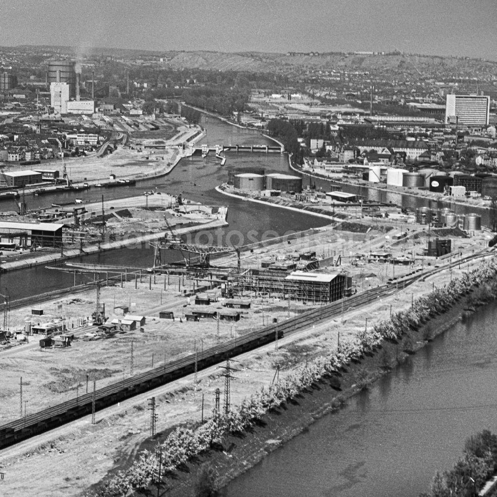 Aerial image Stuttgart - Ship moorings at the inland harbor basin on the banks of the Neckar on street Am Mittelkai in the district Hafen in Stuttgart in the state Baden-Wuerttemberg, Germany