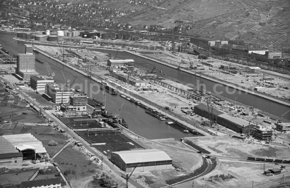 Aerial photograph Stuttgart - Ship moorings at the inland harbor basin on the banks of the Neckar on street Am Mittelkai in the district Hafen in Stuttgart in the state Baden-Wuerttemberg, Germany