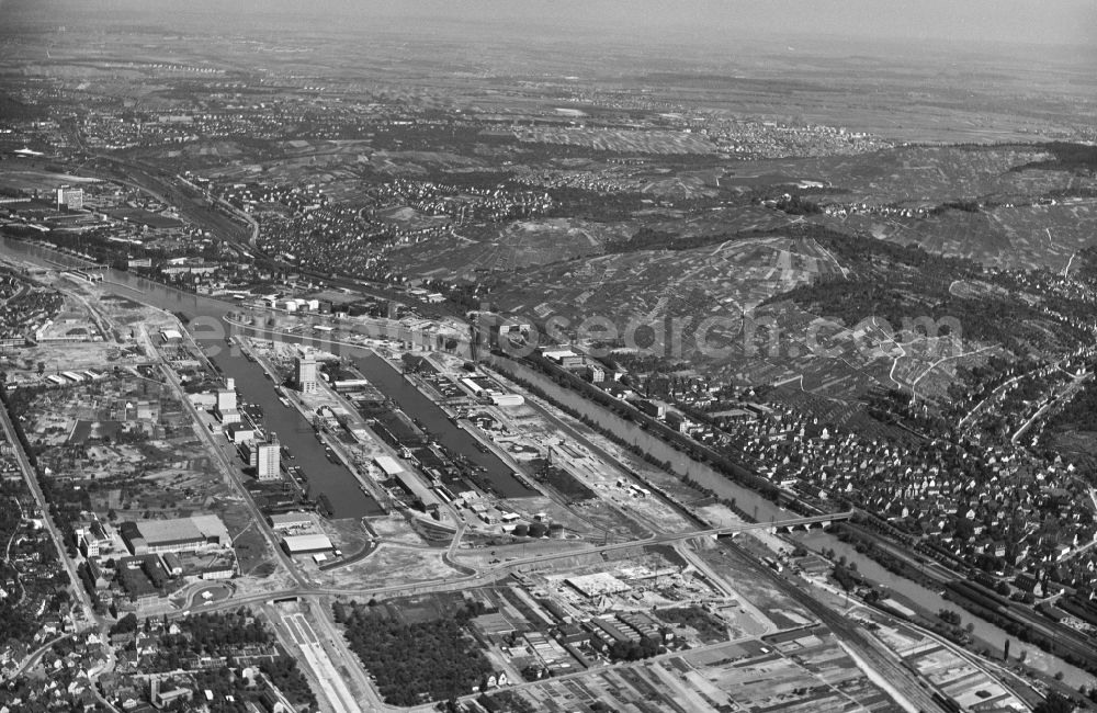 Stuttgart from the bird's eye view: Ship moorings at the inland harbor basin on the banks of the Neckar on street Am Mittelkai in the district Hafen in Stuttgart in the state Baden-Wuerttemberg, Germany