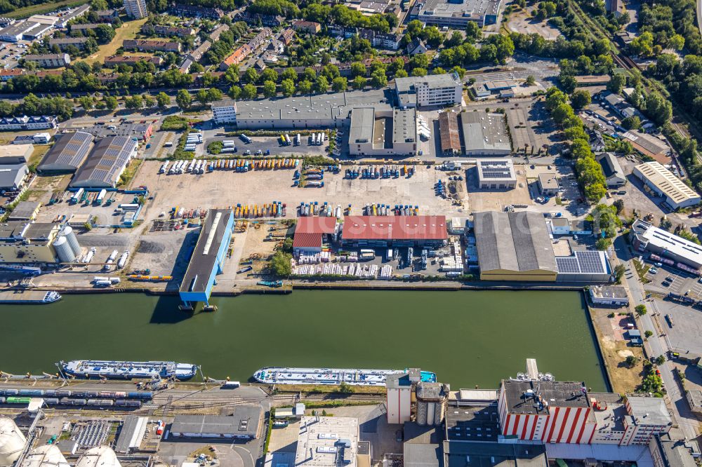 Aerial photograph Gelsenkirchen - Ship moorings at the inland harbor basin of the Stadthafen Gelsenkirchen on street Am Stadthafen in the district Schalke-Nord in Gelsenkirchen at Ruhrgebiet in the state North Rhine-Westphalia, Germany