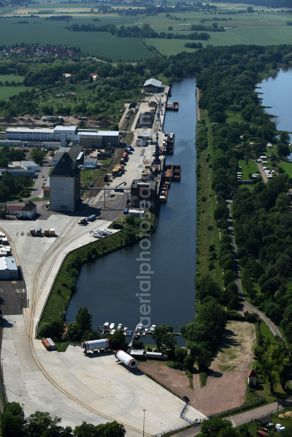 Aken from the bird's eye view: Ship moorings at the inland harbor basin on the banks of of the River Elbe on place Bismarckplatz in Aken in the state Saxony-Anhalt, Germany