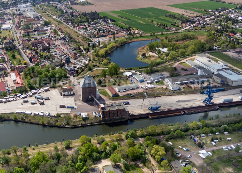 Aken from the bird's eye view: Ship moorings at the inland harbor basin on the banks of of the River Elbe on place Bismarckplatz in Aken in the state Saxony-Anhalt, Germany