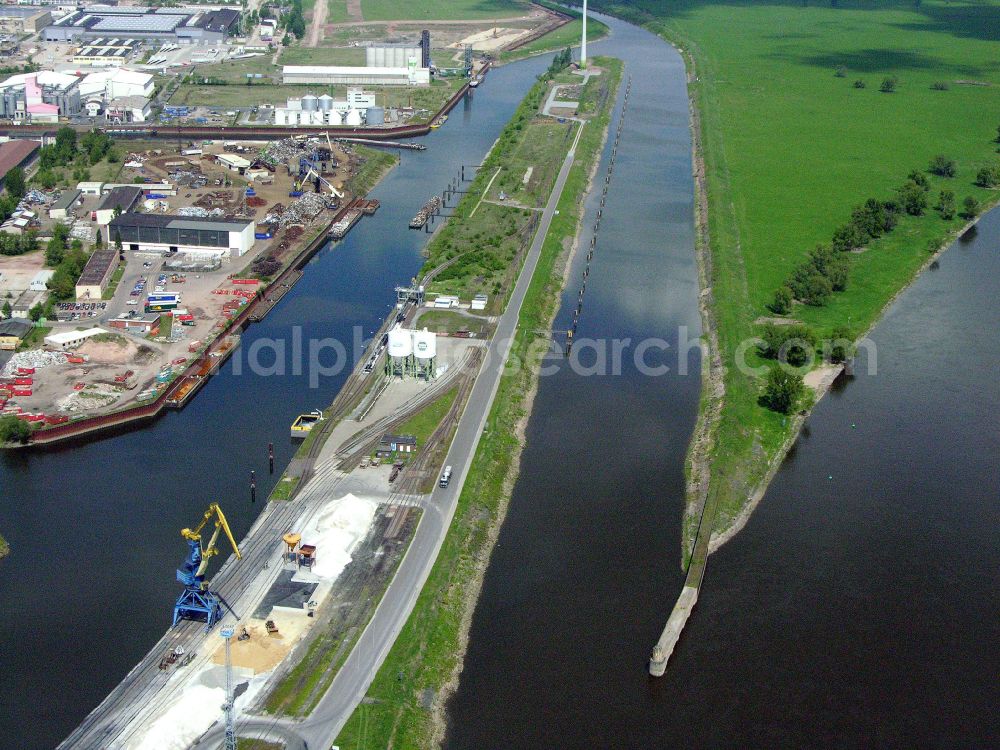 Aerial image Magdeburg - Ship moorings at the inland harbor basin on the banks of of the River Elbe on street Steinkopfinsel in Magdeburg in the state Saxony-Anhalt, Germany