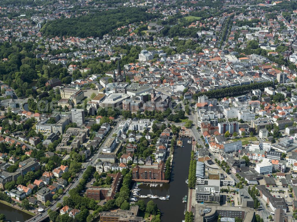 Aerial photograph Oldenburg - Ship moorings at the inland harbor basin on the banks of of Hunte on street Am Wendehafen in Oldenburg in the state Lower Saxony, Germany