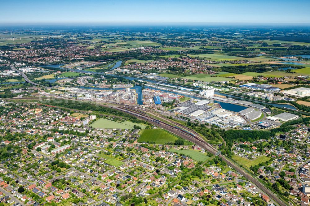 Minden from the bird's eye view: Ship moorings at the inland harbor basin on the banks of Industriehafen on street Zum Industriehafen in Minden in the state North Rhine-Westphalia, Germany