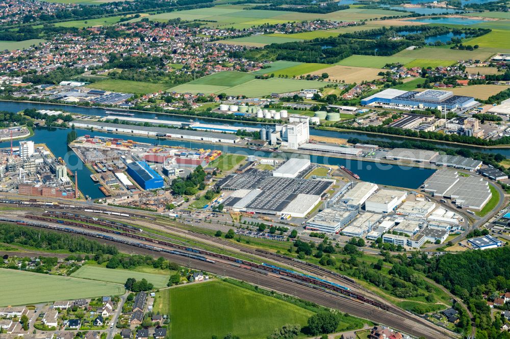 Aerial image Minden - Ship moorings at the inland harbor basin on the banks of Industriehafen on street Zum Industriehafen in Minden in the state North Rhine-Westphalia, Germany