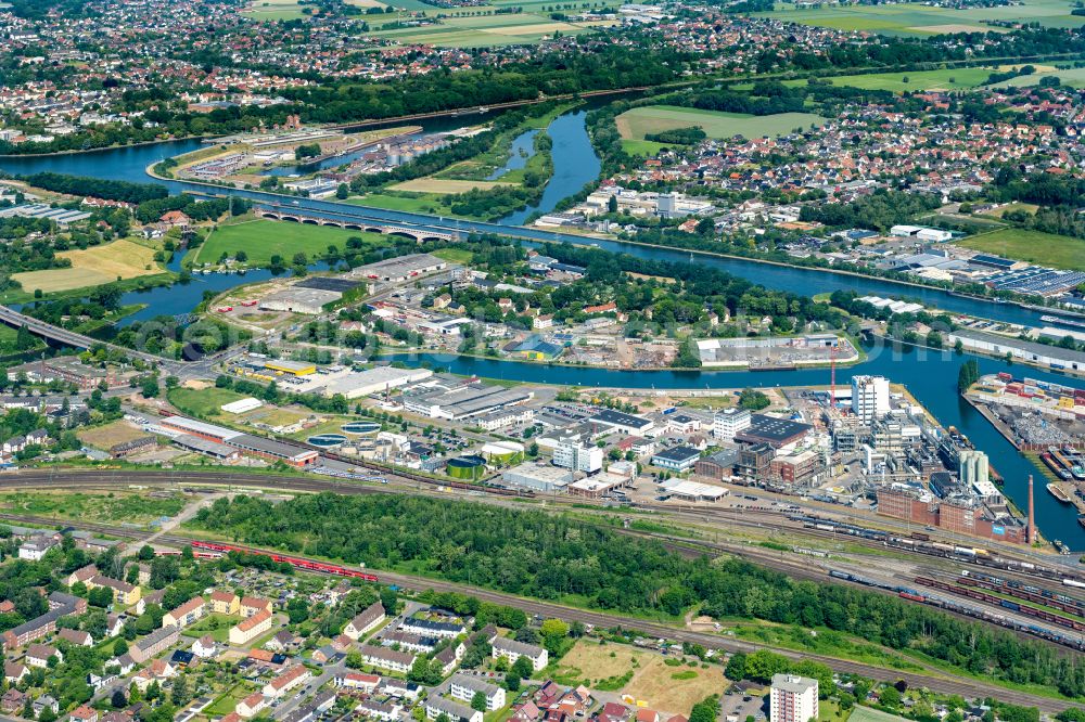 Aerial photograph Minden - Ship moorings at the inland harbor basin on the banks of Industriehafen on street Zum Industriehafen in Minden in the state North Rhine-Westphalia, Germany