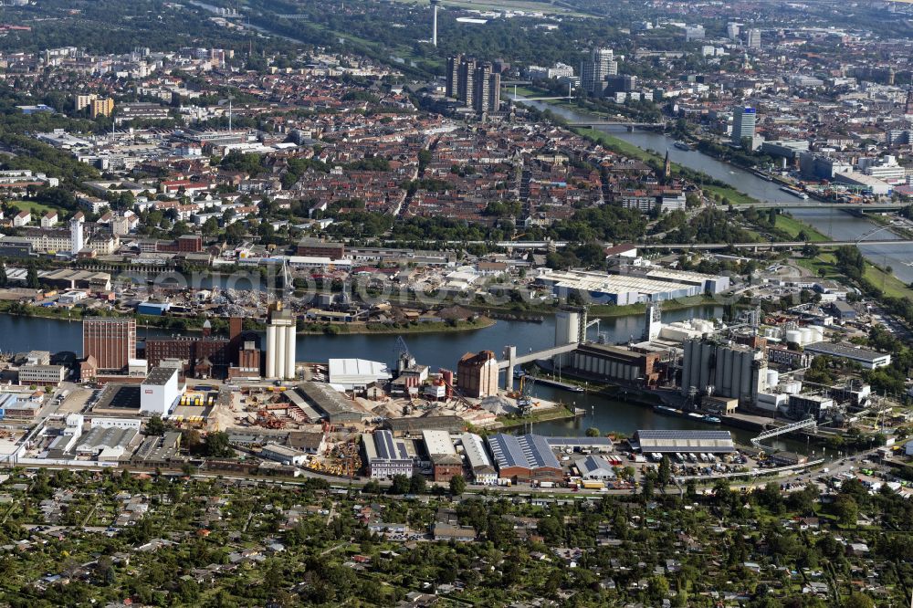 Aerial photograph Mannheim - Ship moorings at the inland harbor basin on the banks of the Neckar on Bonadieshafen in Mannheim in the state Baden-Wuerttemberg, Germany