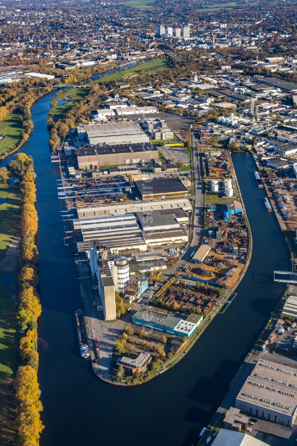 Mülheim an der Ruhr from the bird's eye view: Ship moorings at the inland harbor basin on the banks on Nordhafen on shore of Ruhr - Schiffahrtskanal in Muelheim on the Ruhr at Ruhrgebiet in the state North Rhine-Westphalia, Germany