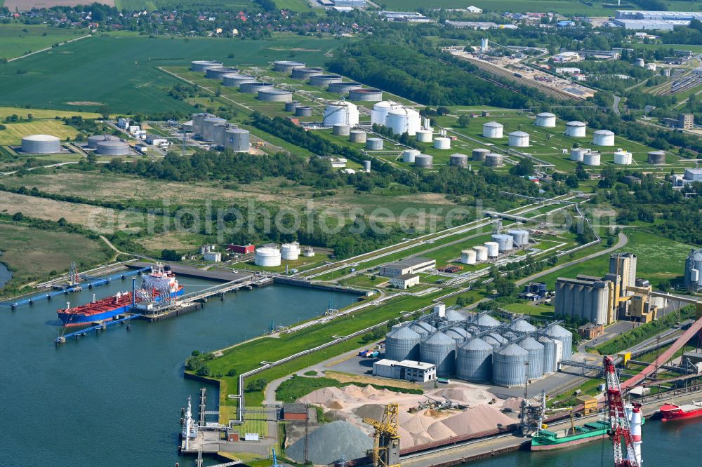 Aerial image Rostock - Ship moorings at the inland harbor basin on the banks of on street Zum Oelhafen in the district Peez in Rostock at the baltic sea coast in the state Mecklenburg - Western Pomerania, Germany