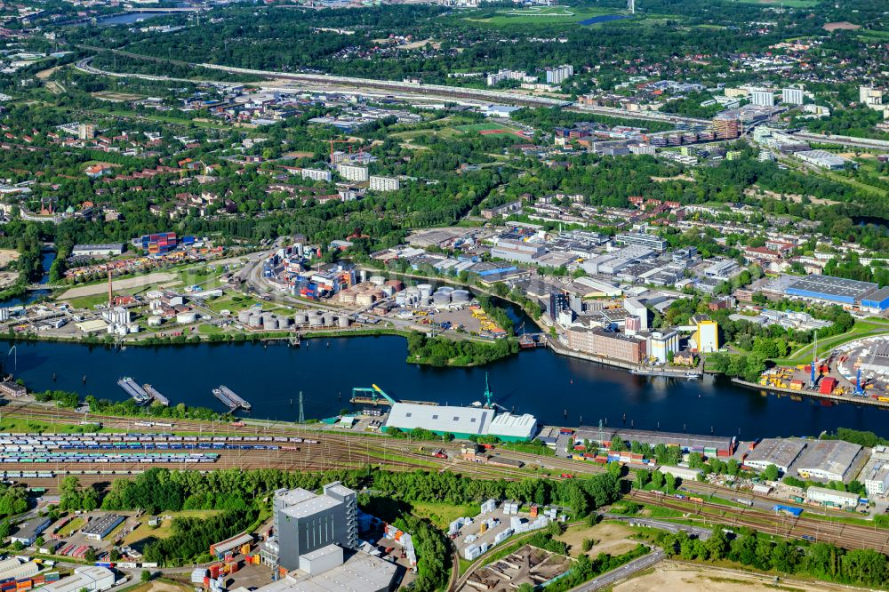 Aerial image Hamburg - Ship moorings at the inland harbor basin on the banks of Schluisgrovehafen on street Schluisgrove in Hamburg, Germany