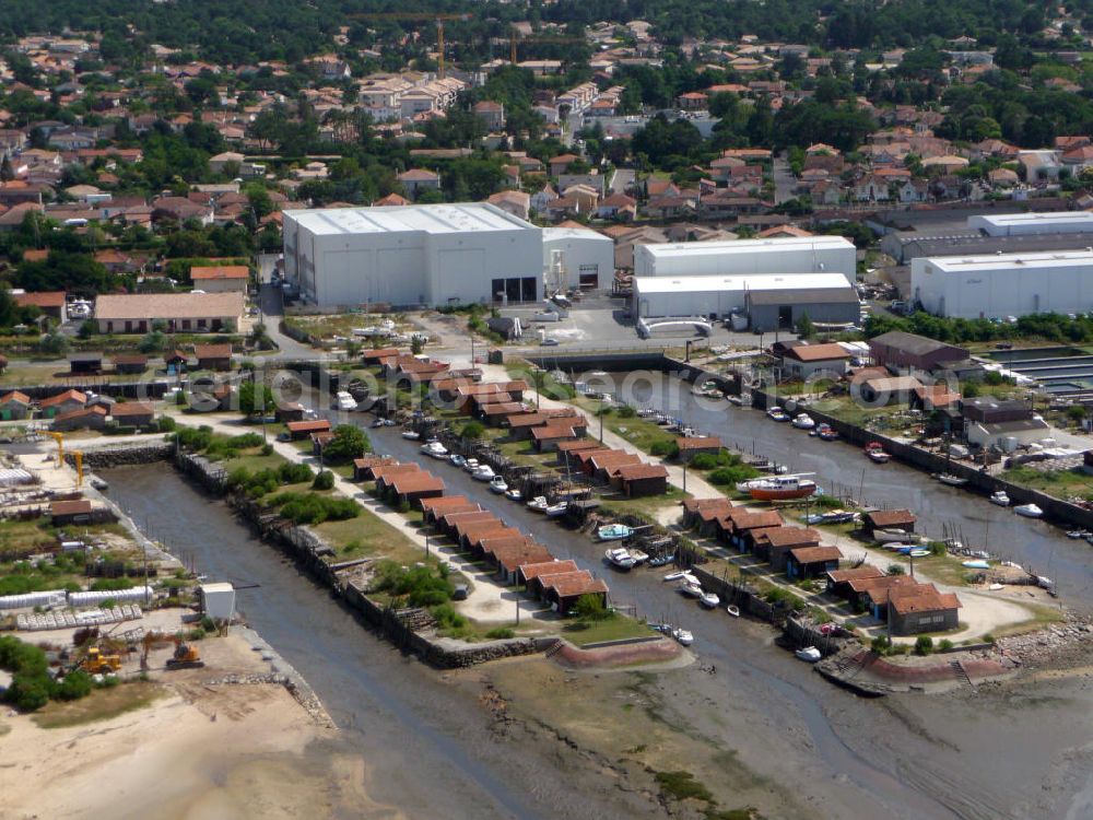 Gujan-Mestras from the bird's eye view: Blick auf Kaianlagen in Gujan-Mestras. Die Nachbarstadt von Arcachon liegt am südlichen Ufer des Beckens von Arcachon. View of docks in Gujan-Mestras. The neighboring town of Arcachon is located on the southern shore of the Bay of Arcachon.