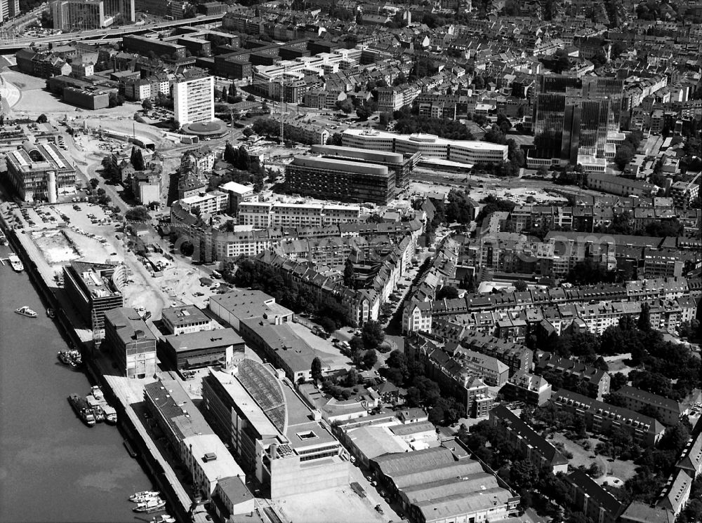 Düsseldorf from the bird's eye view: Quays and boat moorings at the port of the inland port Zollhafen on Zollhof in Duesseldorf in the state North Rhine-Westphalia, Germany