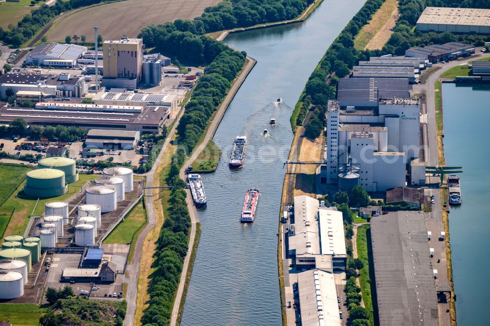 Minden from above - Quays and boat moorings at the port of the inland port AGRAVIS Mischfutter Ostwestfalen-Lippe GmbH - Minden on street Zum Industriehafen in Minden in the state North Rhine-Westphalia, Germany