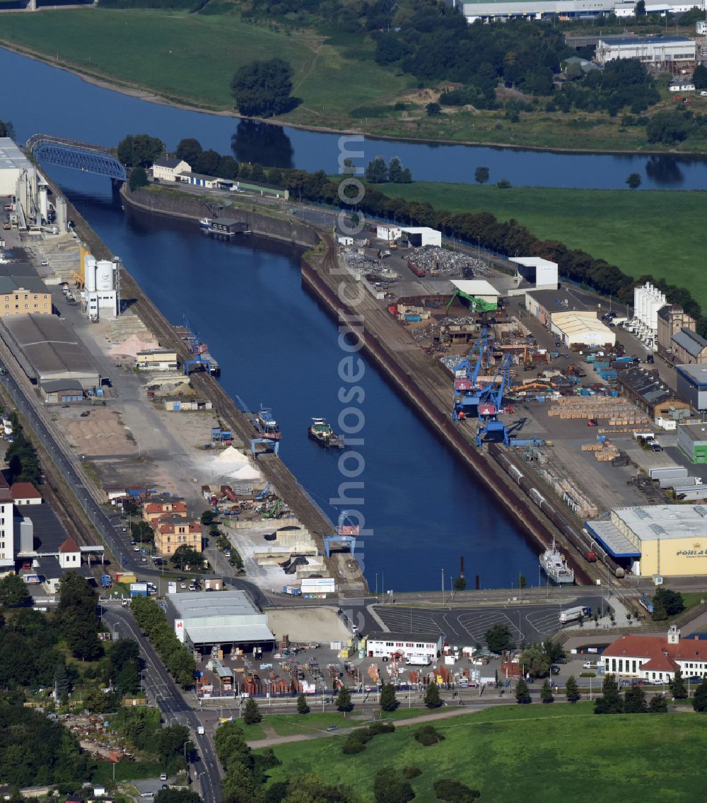 Aerial photograph Dresden - Quays and ship moorings at the harbor basin of the inland port Alberthafen on the banks of the Elbe in the district of Friedrichstadt in Dresden in the federal state of Saxony, Germany