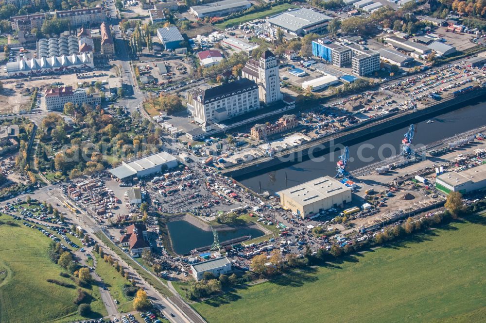 Aerial photograph Dresden - Quays and ship moorings at the harbor basin of the inland port Alberthafen on the banks of the Elbe in the district of Friedrichstadt in Dresden in the federal state of Saxony, Germany