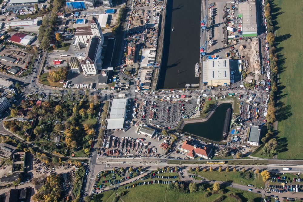 Aerial image Dresden - Quays and ship moorings at the harbor basin of the inland port Alberthafen on the banks of the Elbe in the district of Friedrichstadt in Dresden in the federal state of Saxony, Germany