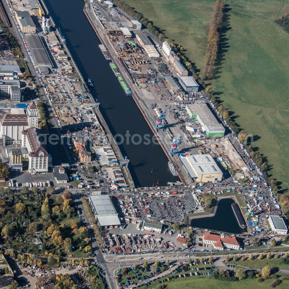 Aerial photograph Dresden - Quays and ship moorings at the harbor basin of the inland port Alberthafen on the banks of the Elbe in the district of Friedrichstadt in Dresden in the federal state of Saxony, Germany