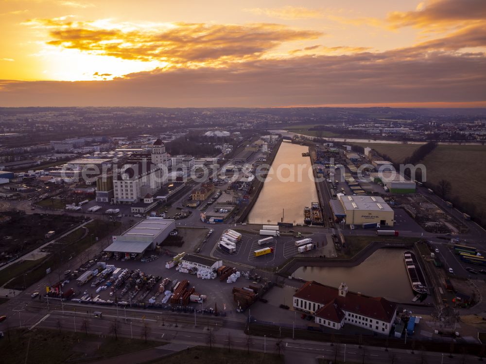 Aerial photograph Dresden - Quays and ship moorings at the harbor basin of the inland port Alberthafen on the banks of the Elbe in the district of Friedrichstadt in Dresden in the federal state of Saxony, Germany