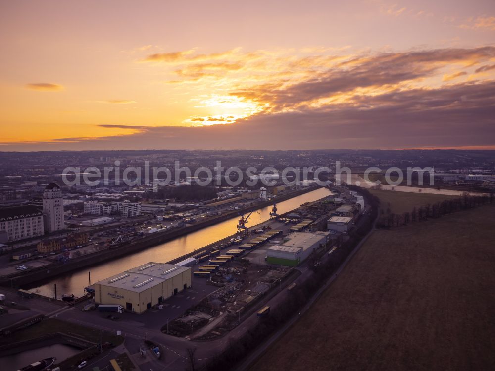 Dresden from the bird's eye view: Quays and ship moorings at the harbor basin of the inland port Alberthafen on the banks of the Elbe in the district of Friedrichstadt in Dresden in the federal state of Saxony, Germany