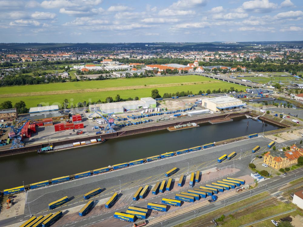 Dresden from the bird's eye view: Quays and ship moorings at the harbor basin of the inland port Alberthafen on the banks of the Elbe in the district of Friedrichstadt in Dresden in the federal state of Saxony, Germany