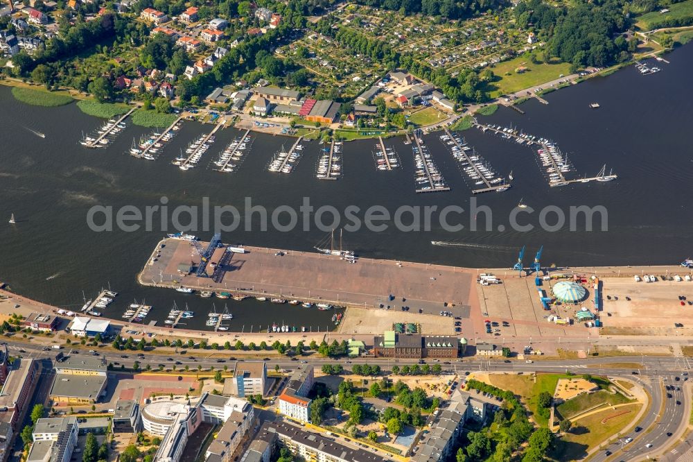 Aerial photograph Rostock - Quays and boat moorings at the port of the inland port Old Town in the district Mitte in Rostock in the state Mecklenburg - Western Pomerania