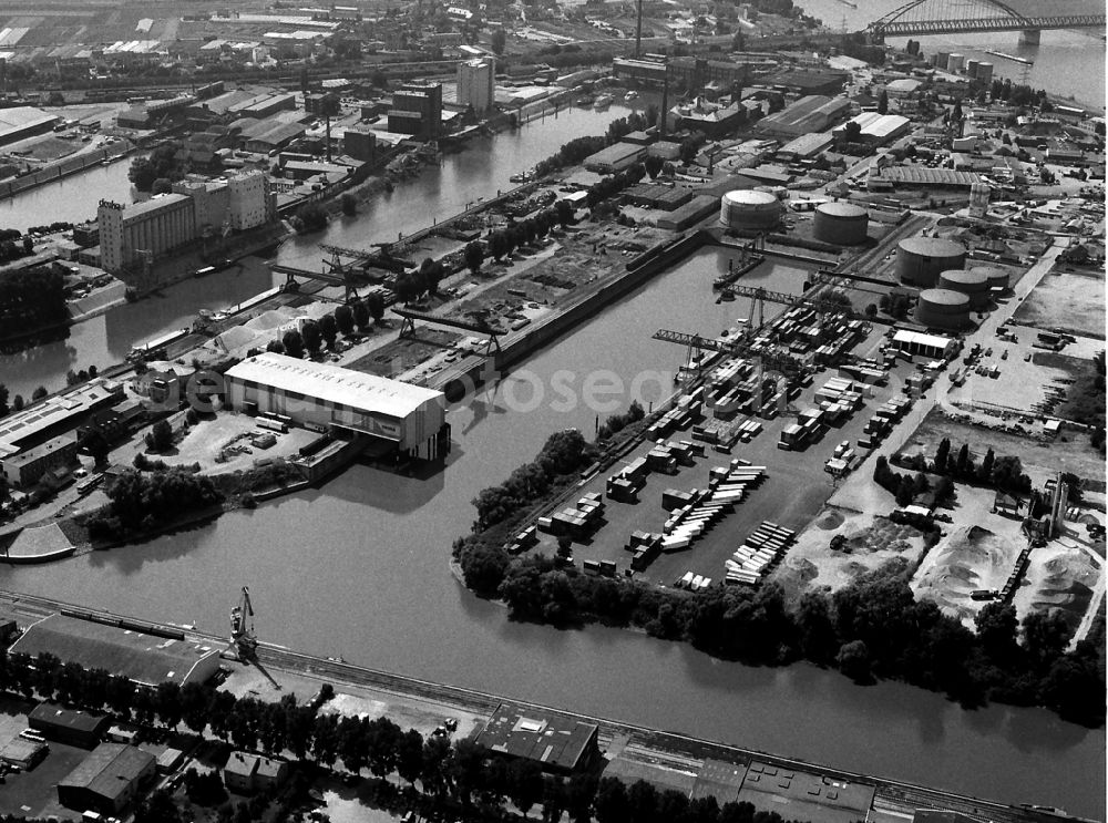 Düsseldorf from the bird's eye view: Quays and boat moorings at the port of the inland port - Becken Lausward II in Duesseldorf in the state North Rhine-Westphalia, Germany