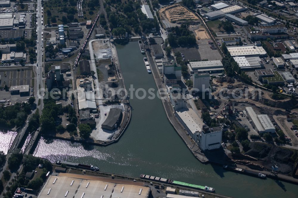 Aerial image Braunschweig - Quays and boat moorings at the port of the inland port on street Hafenstrasse in the district Veltenhof-Ruehme in Brunswick in the state Lower Saxony, Germany