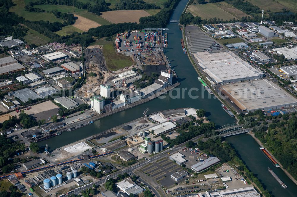 Aerial image Braunschweig - Quays and boat moorings at the port of the inland port on street Hafenstrasse in the district Veltenhof-Ruehme in Brunswick in the state Lower Saxony, Germany