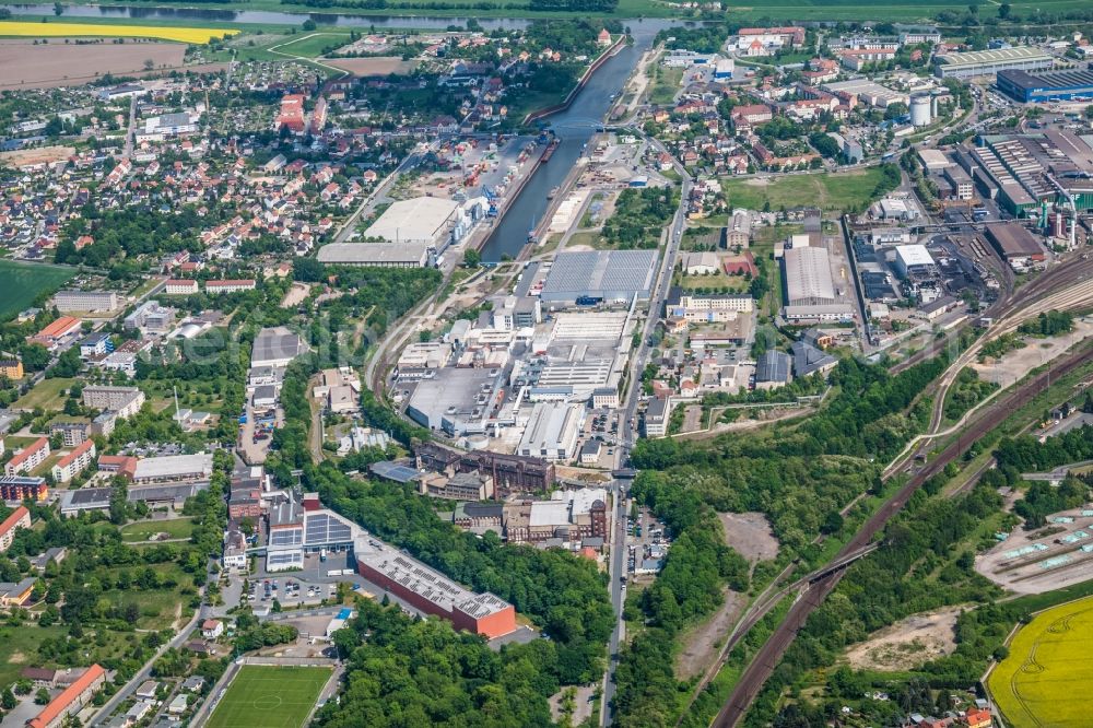 Riesa from the bird's eye view: Quays and boat moorings at the port of the inland port Doellnitz in Riesa in the state Saxony, Germany