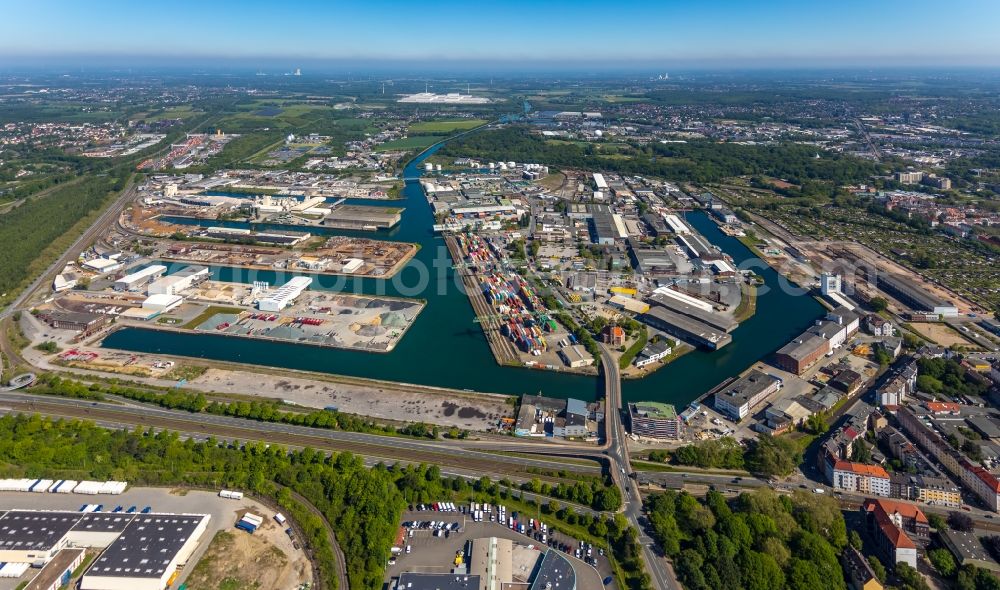 Dortmund from the bird's eye view: Quays and boat moorings at the port of the inland port Dortmunder Hafen AG on Speicherstrasse in Dortmund at Ruhrgebiet in the state North Rhine-Westphalia, Germany