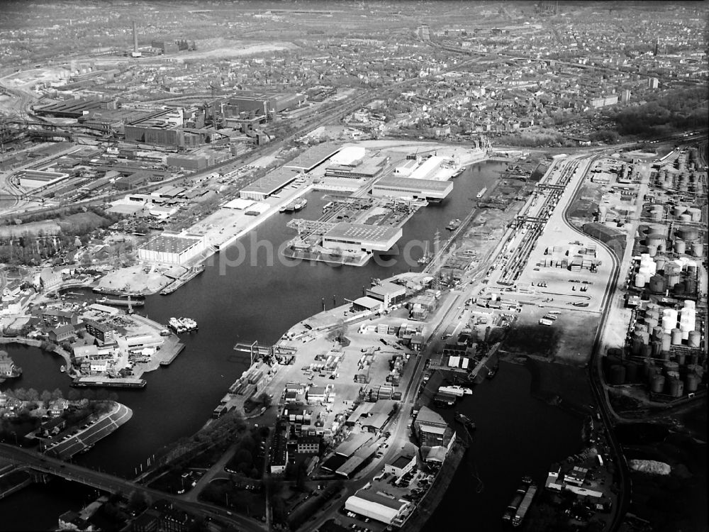 Duisburg from above - Quays and boat moorings at the port of the inland port in Duisburg in the state North Rhine-Westphalia, Germany