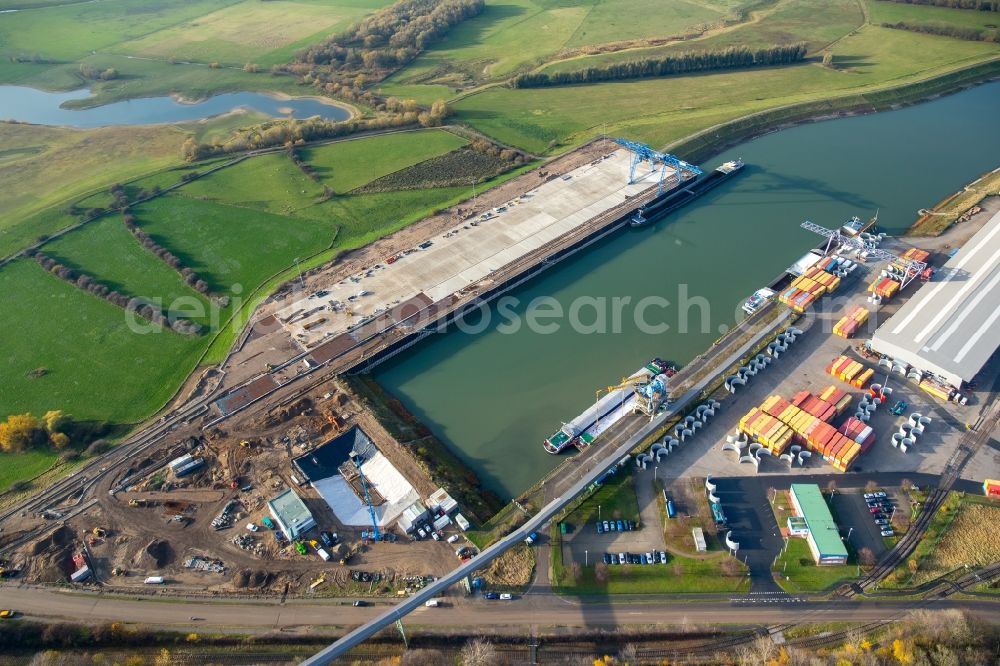 Voerde (Niederrhein) from above - Quays and boat moorings at the port of the inland port Hafen Emmelsum on Schleusenstrasse in the district Spellen in Voerde (Niederrhein) in the state North Rhine-Westphalia