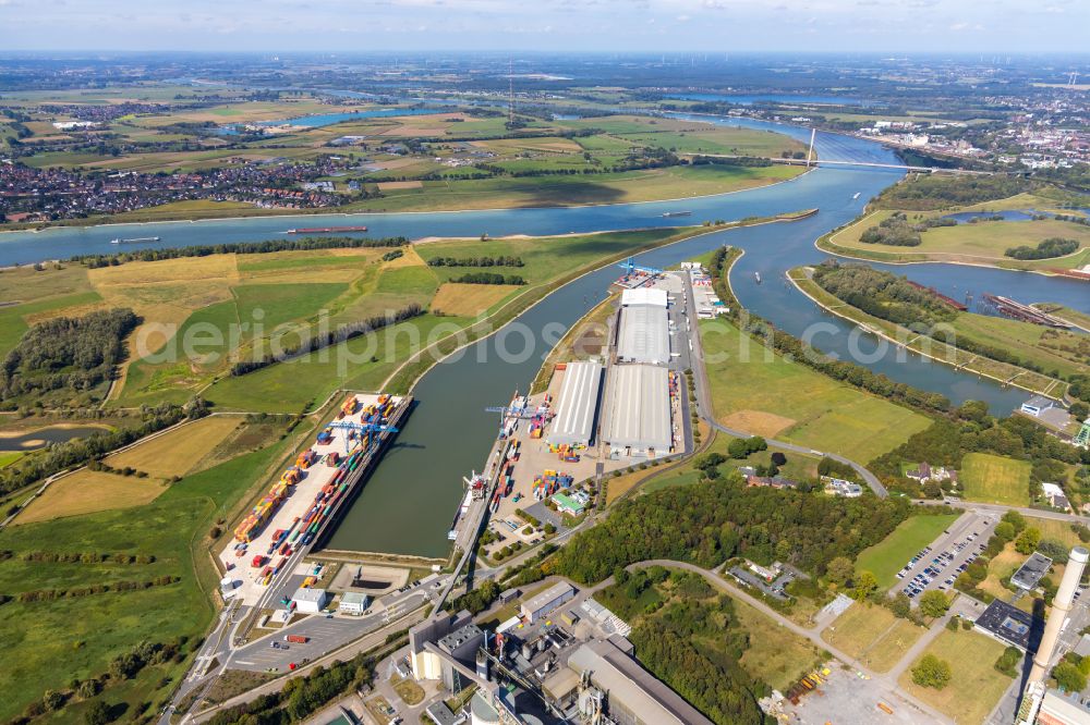 Voerde (Niederrhein) from the bird's eye view: Quays and boat moorings at the port of the inland port Hafen Emmelsum on Schleusenstrasse in the district Spellen in Voerde (Niederrhein) in the state North Rhine-Westphalia