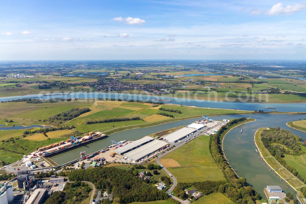 Aerial image Voerde (Niederrhein) - Quays and boat moorings at the port of the inland port Hafen Emmelsum on Schleusenstrasse in the district Spellen in Voerde (Niederrhein) in the state North Rhine-Westphalia