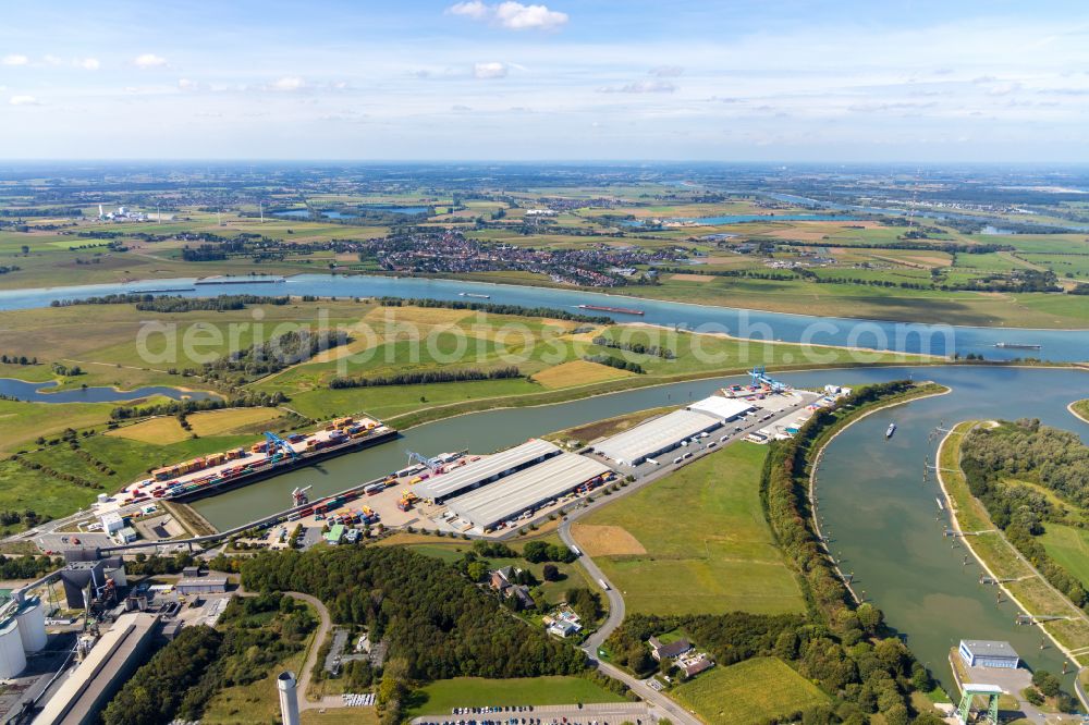 Aerial photograph Voerde (Niederrhein) - Quays and boat moorings at the port of the inland port Hafen Emmelsum on Schleusenstrasse in the district Spellen in Voerde (Niederrhein) in the state North Rhine-Westphalia