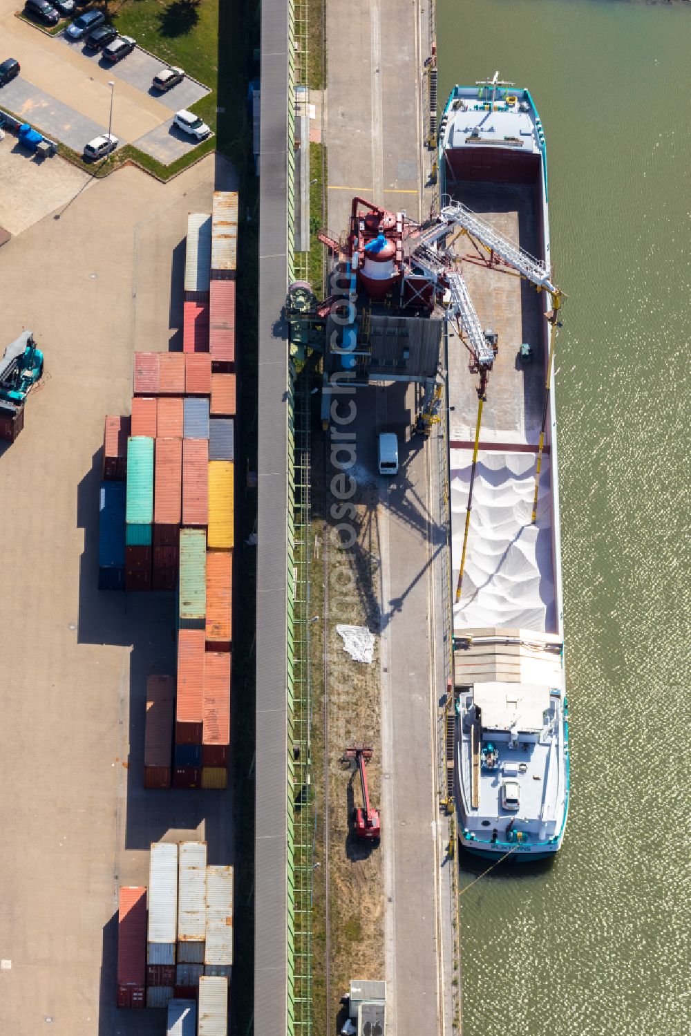 Voerde (Niederrhein) from above - Quays and boat moorings at the port of the inland port Hafen Emmelsum on Schleusenstrasse in the district Spellen in Voerde (Niederrhein) in the state North Rhine-Westphalia