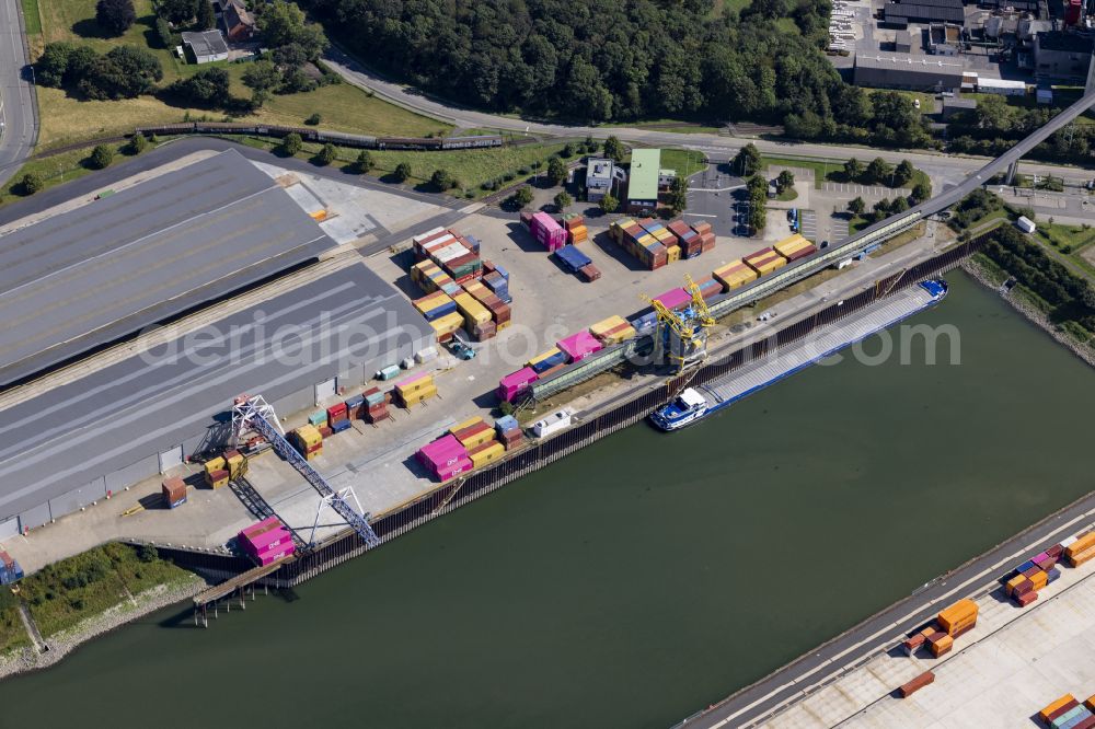 Aerial photograph Spellen - Quays and boat moorings at the port of the inland port Hafen Emmelsum on Schleusenstrasse in the district Spellen in Voerde (Niederrhein) in the state North Rhine-Westphalia