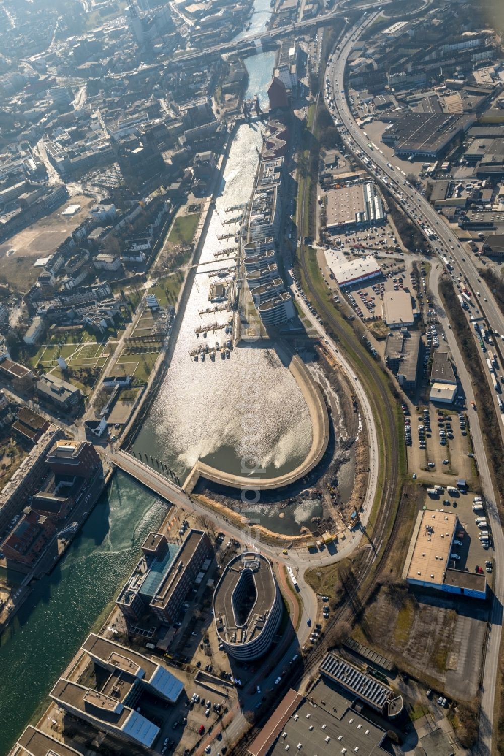 Duisburg from the bird's eye view: Quays and boat moorings at the port of the inland port Holzhafen in Innenhafen in Duisburg in the state North Rhine-Westphalia, Germany