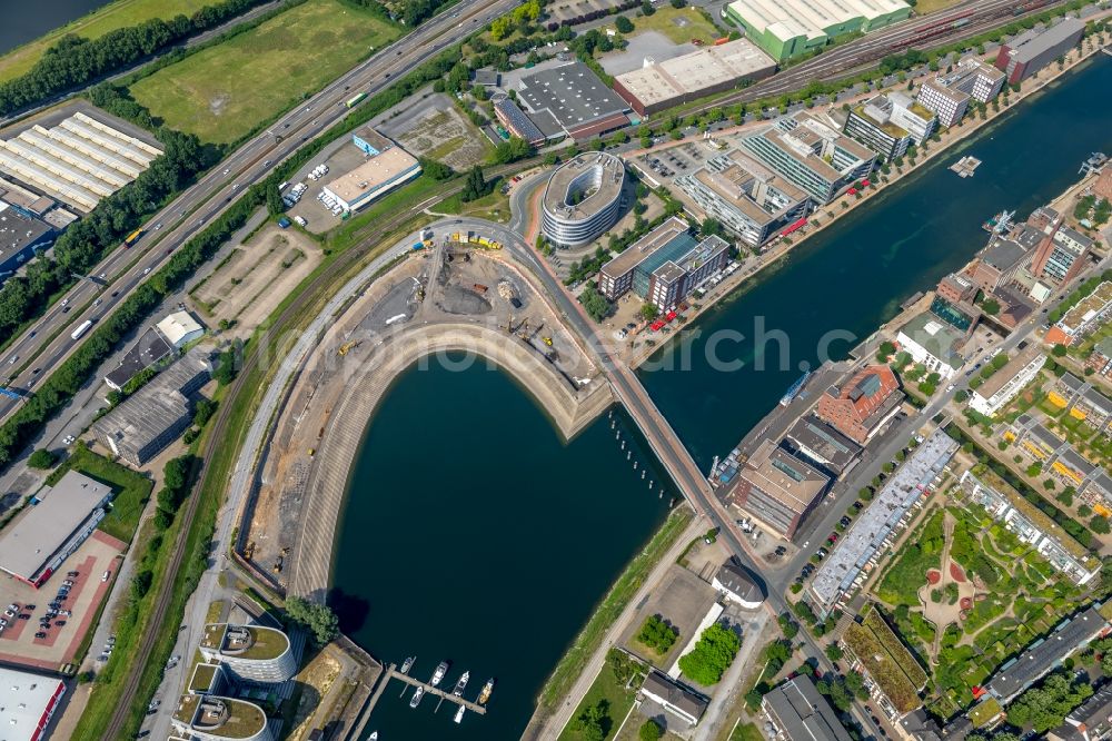 Aerial image Duisburg - Quays and boat moorings at the port of the inland port Holzhafen in Innenhafen in Duisburg in the state North Rhine-Westphalia, Germany